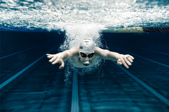 Alex Krenn beim Schwimmen, frontal unter Wasser fotografiert