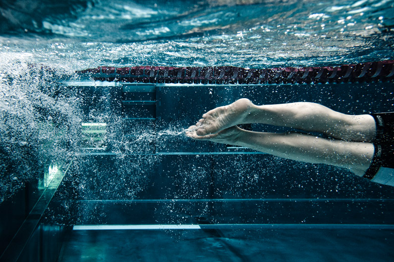 Schwimmer gleitet gestreckt durch das Wasser